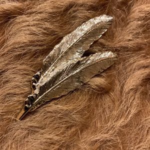 Vintage Gerrys feather gold-tone pin